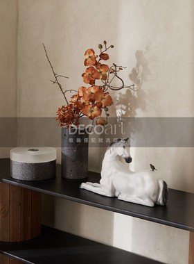 邸高家居 样板间新中式玄关《物语》马摆件 实景花器花艺装饰搭配