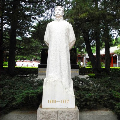 玻璃钢名人伟人胸像定制铸铜李大钊人物雕塑博物馆校园读书馆摆件