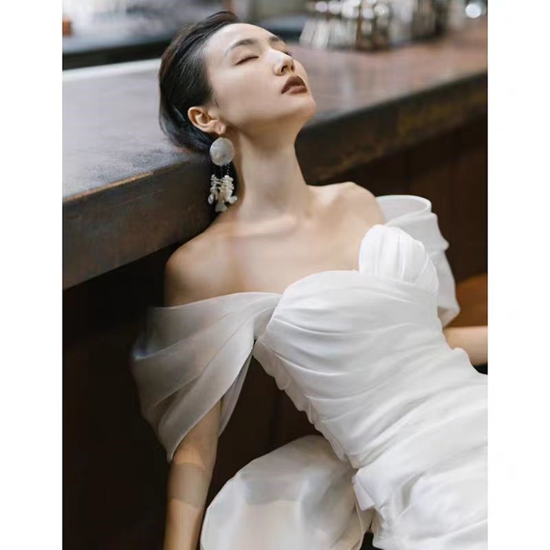 法式白色一字肩缎面简约迎宾出门轻婚纱宴会生日领证短款小礼服裙
