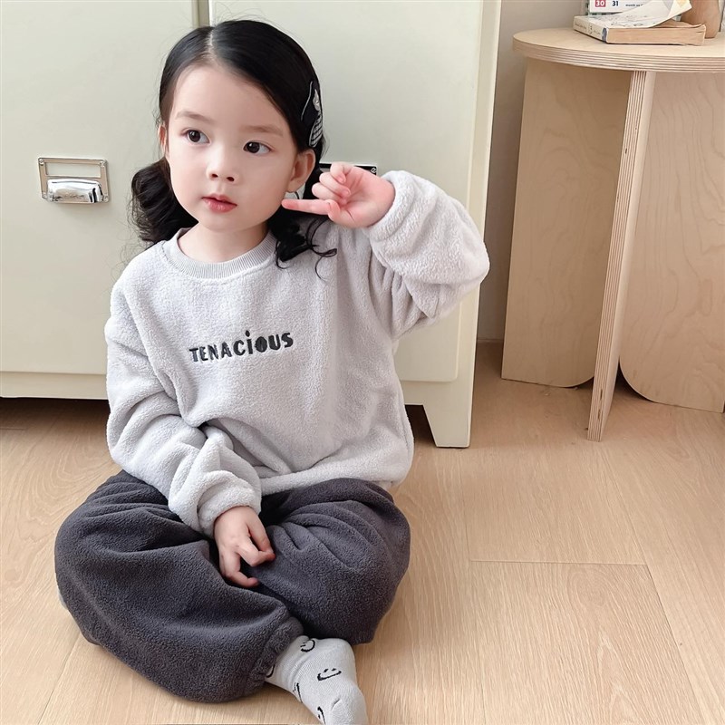 2025初春新款珊瑚绒儿童家居服秋冬男童女童简约加绒保暖睡衣套装