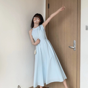 蓝色法式挂脖吊带连衣裙子女夏季2024新款海边度假风无袖沙滩长裙