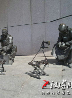 仿铜修鞋匠人物雕塑商业步行街铸铜人物铜雕修鞋师傅雕塑可定制做
