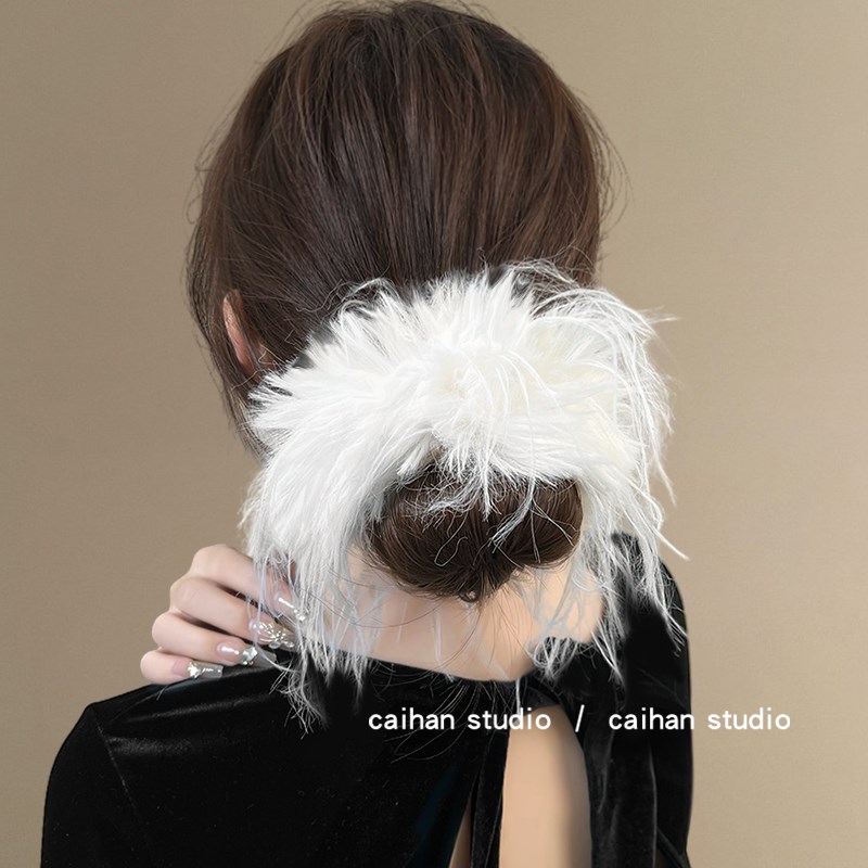 恋是樱草色~粉色毛绒绒羽毛发圈女2024新款高级感马尾头绳盘发器