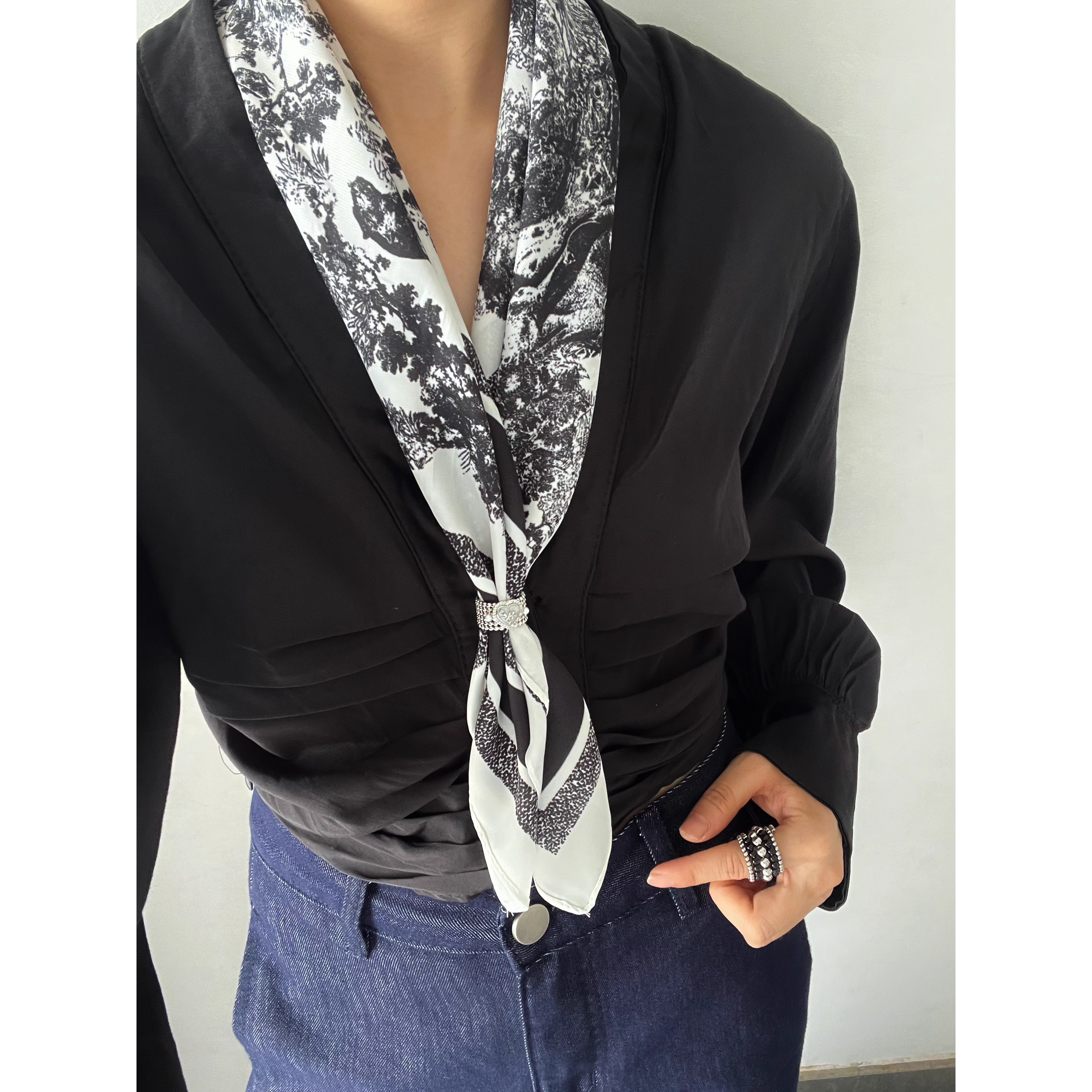 黑白花纹搭配小方巾时尚个性三角丝巾女春秋冬季围脖子纱巾领巾薄