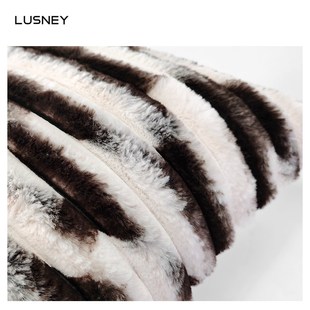 设计师个性抱枕轻奢样板房靠枕沙发客厅白咖花纹条状棉毛软背垫套