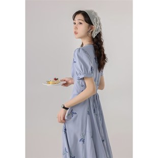 高货张汽水202夏季新款法式黑色V领收腰a字裙子U花朵刺绣连衣裙