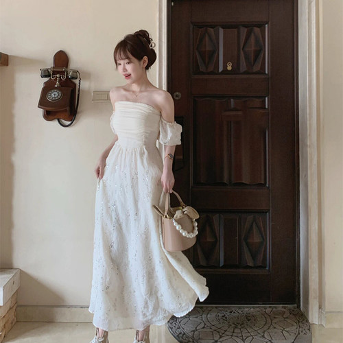 法式设计感亮片白色抹胸连衣裙2024夏季生日领证泡泡袖一字肩长裙