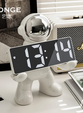 轻奢风宇航员g时钟摆件家居饰品创意桌面陶瓷太空人高级感装饰礼