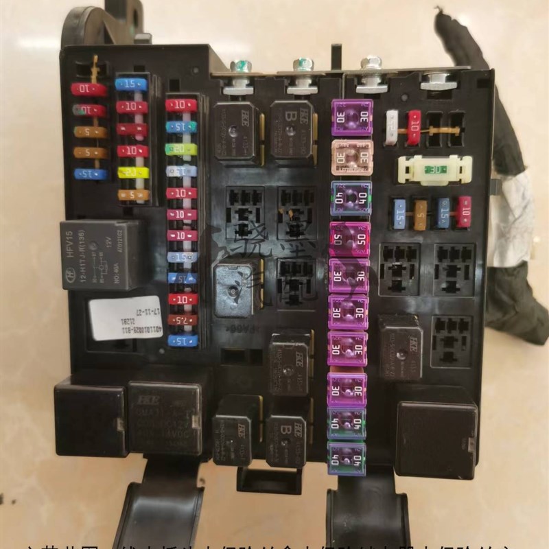 众泰T00EX5T0X7R9江南TTZ0芝麻云100保险丝盒继电器上盖