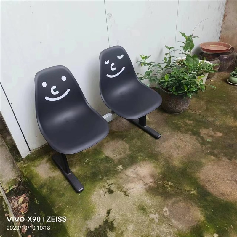 笑脸贴塑料磨砂亮面排椅三人位临时座椅商场可拼色药店门口理发店