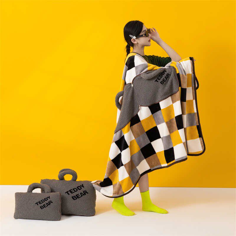 手提长方形抱枕毯子两用办公室午休毯盖腿小毯子车载空调毯沙发毯