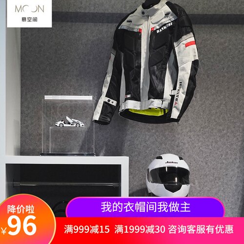 慕空间儿童房衣帽间样板房风衣衬B衫男孩房机车外套头盔摆件装饰