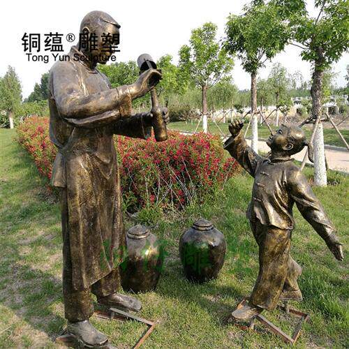 玻璃钢仿铜民俗古代人物小品老人小孩打酱油香油雕塑步行街摆件