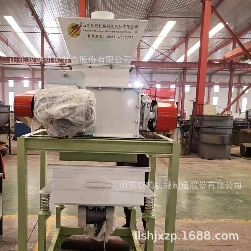 山东大型对辊破碎机生产厂家牛羊猪鸡饲料颗粒破碎机调大小