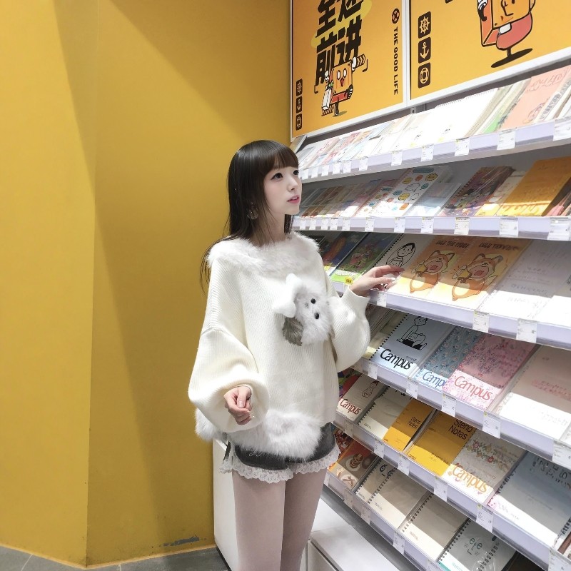 韩系甜美可爱风白色毛绒小熊一字肩毛衣女春夏季宽松软奶系针织衫