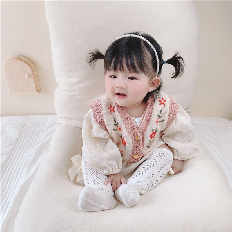 2021秋季女宝宝百搭开衫棉纱针织毛衫婴儿0-2岁绣花V领马甲外套
