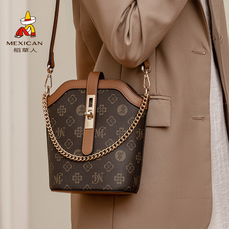 稻草人包包女式新款轻奢小众高级感单肩斜挎包百搭大气水桶包女包