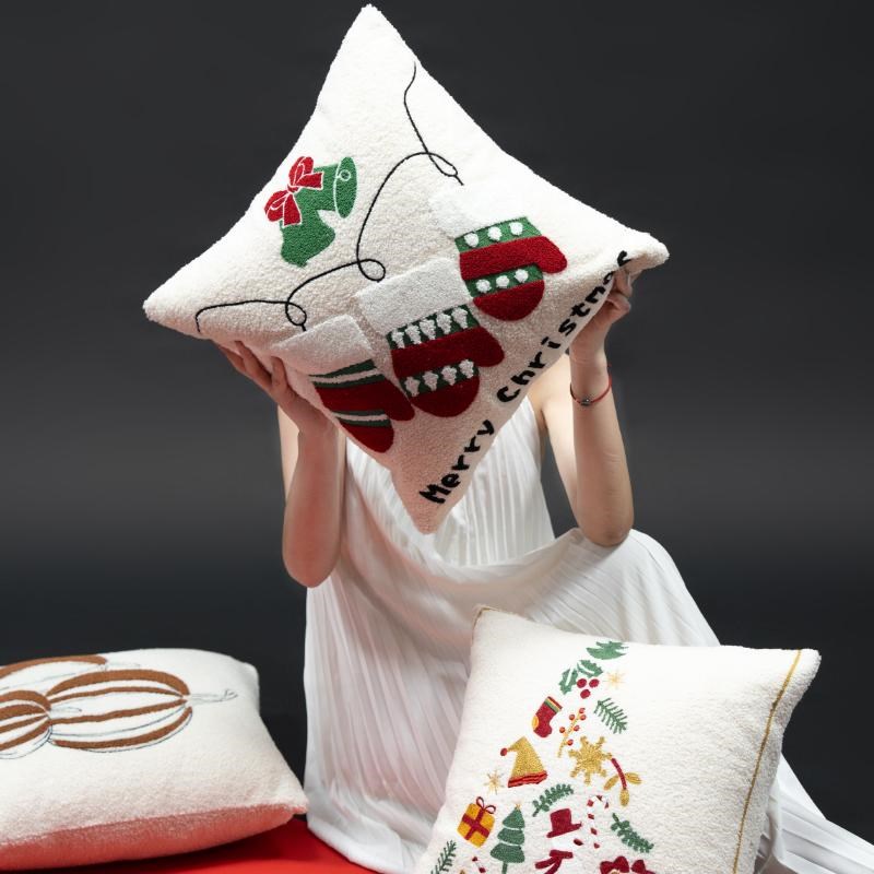 新年圣诞节抱枕圣诞树南瓜装饰靠枕客厅沙发节日布置红绿毛绒靠垫