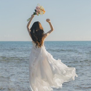 海南三亚旅游拍照沙滩裙白色气质仙女飘逸吊带连衣裙洱海度假长裙