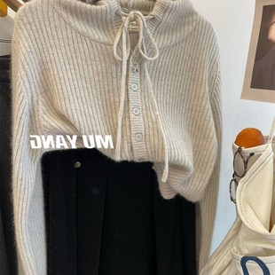 2024新款惊艳质感!3色 半开纽扣套头浣熊绒连帽毛衣女针织衫帽衫