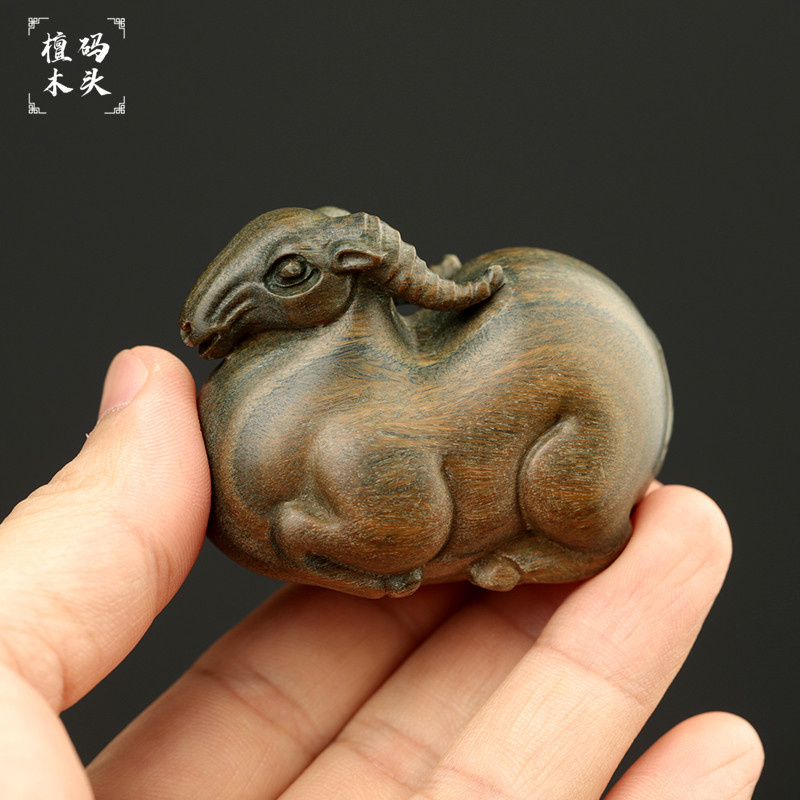 唐羊手把件 天然绿檀木雕工艺品文玩把玩物件男士招财手玩件