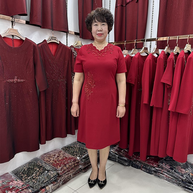 参加婚礼红色连衣裙2023夏天短袖喜婆婆礼服串珠小个子50岁母亲