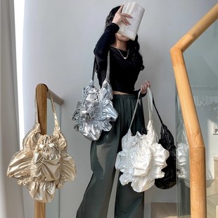 辣妹炸街时尚 银色褶皱抽绳松紧面云朵包女士大容量单肩腋下包 个性