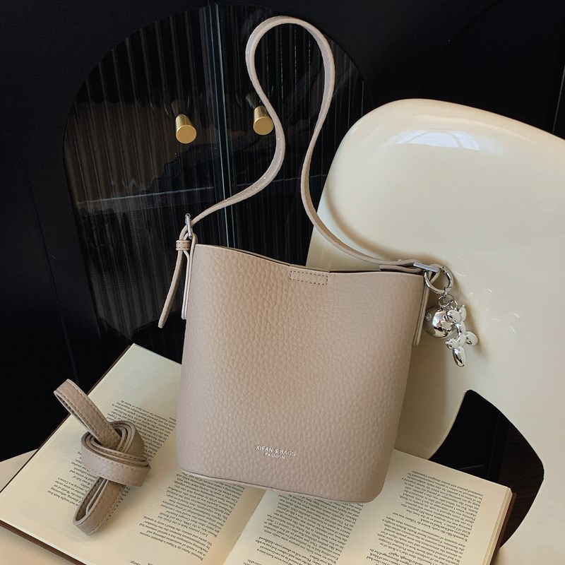 超火小包包女式2024新款秋季小众简约水桶包高级感百搭单肩斜挎包