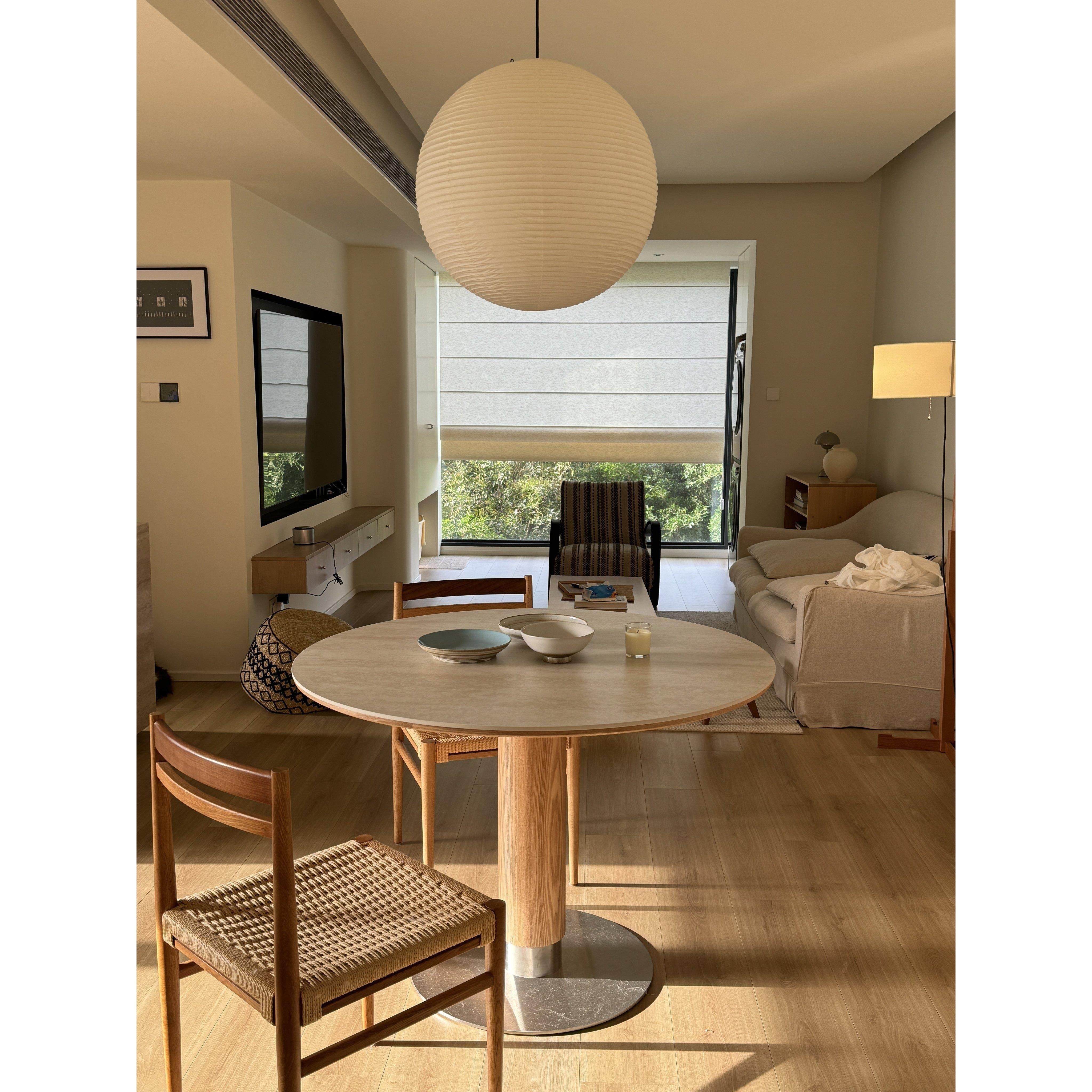 2025年新款洞石岩板圆桌家用小户型餐厅圆形饭桌设计师实木餐桌椅