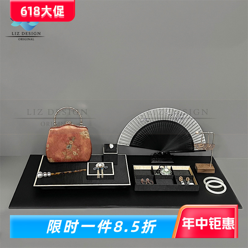 中式样板间复古女士梳妆台国风软装摆件发簪折扇手提包包手环耳饰