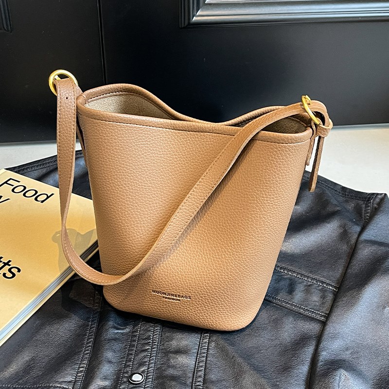 今年流行的包包女式2024新w款单肩腋下包高级感通勤夏天斜挎水桶