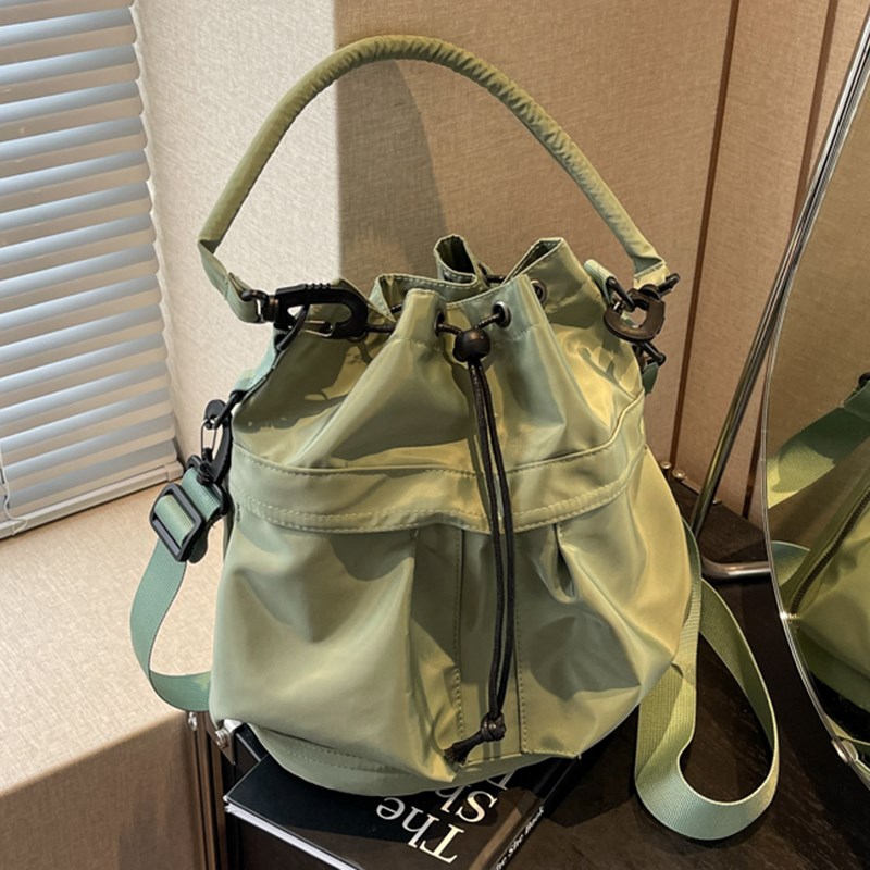 松弛感包a包女2024新款秋冬百搭帆布单肩斜挎包今年流行手提水桶