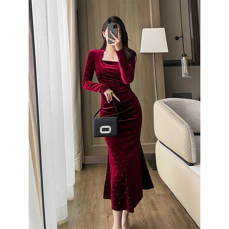 红色烫钻丝绒连衣裙女冬季新款高端方领长袖修身包臀鱼尾裙礼服裙
