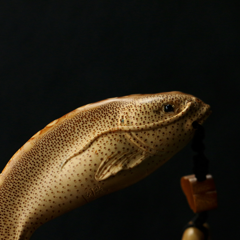 精品名家刘卫强纯手工精雕小鲶鱼手把件寓意《年年有余》竹根雕件