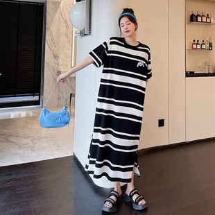 超长条纹t恤连衣裙女夏季2023年新款高级感休闲宽松开叉过膝长裙