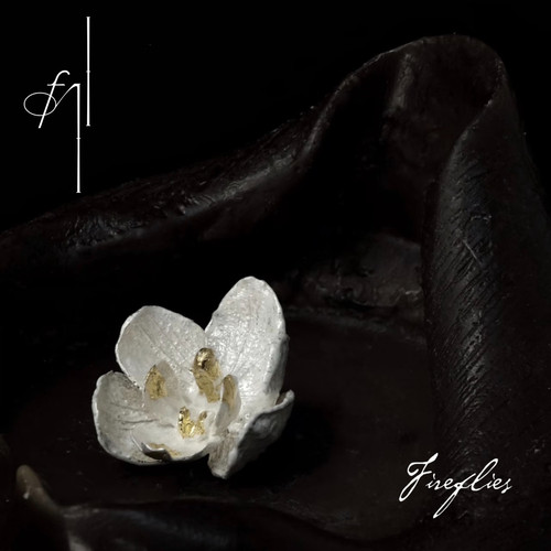 Fireflies珐琅贴金蝴蝶兰耳钉