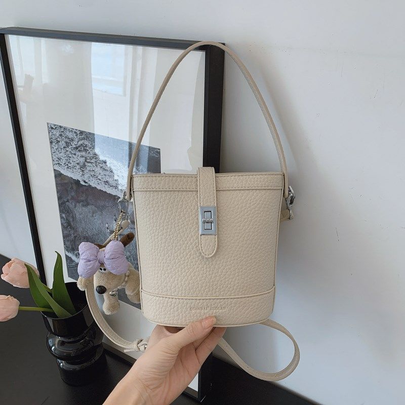 今年流行爆款包包女式2025新款超火小众水桶小包高级感单肩斜挎包,箱包皮具/热销女包/男包,水桶包,淘宝优惠券,粉丝福利购,淘宝优惠卷