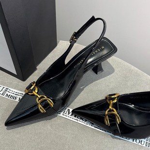 黑色漆皮后绊带包头凉鞋女2025年新款夏季舒适软底通勤高跟鞋细跟