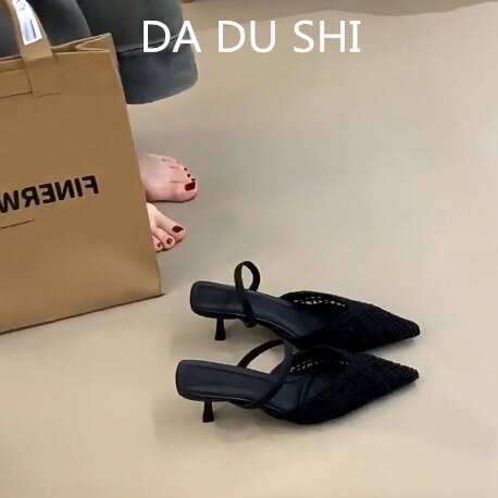 羊皮版~黑色编织镂空尖头凉鞋女小香风包头半拖鞋法式细跟高跟鞋