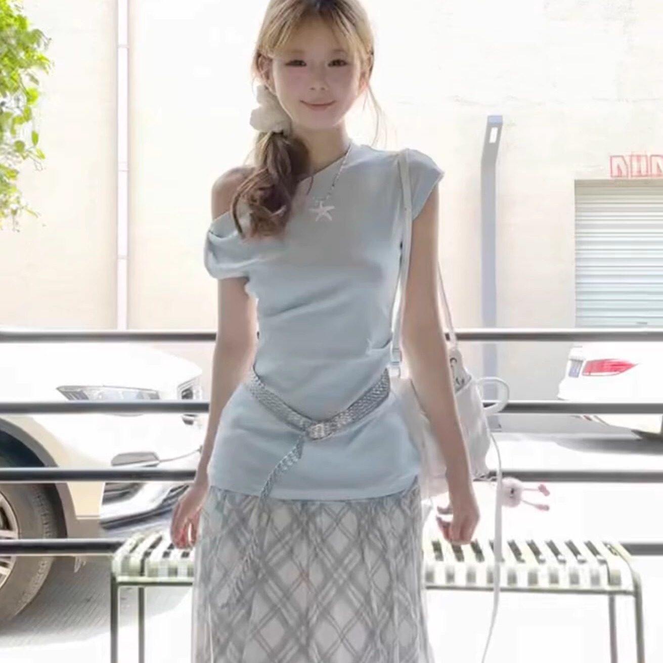 蓝色修身斜肩短袖t恤上衣女夏高腰格子半身裙一整套韩系穿搭套装