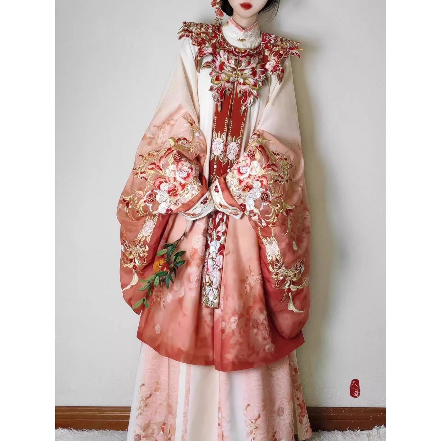 云梦集原创明制汉服女新款重工刺绣云肩立领长衫褶裙红色古装秋冬