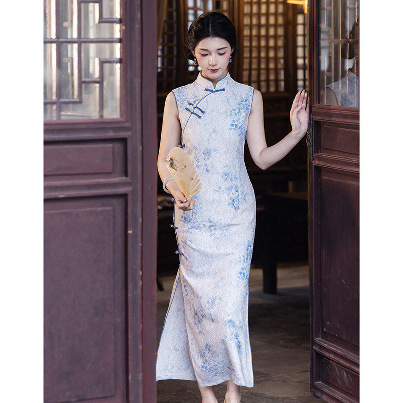 织造局旗袍青花瓷女走秀2026年新款年轻款妈妈长款无袖连衣裙礼服