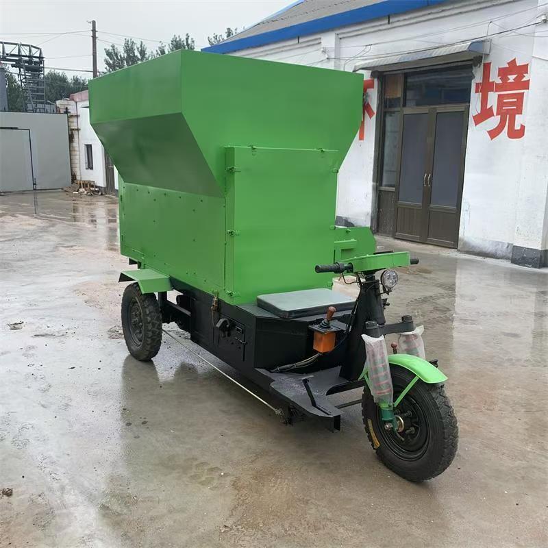精饲料撒料车外贸牛羊场充电款喂草机养牛场五立方三轮电动撒料车
