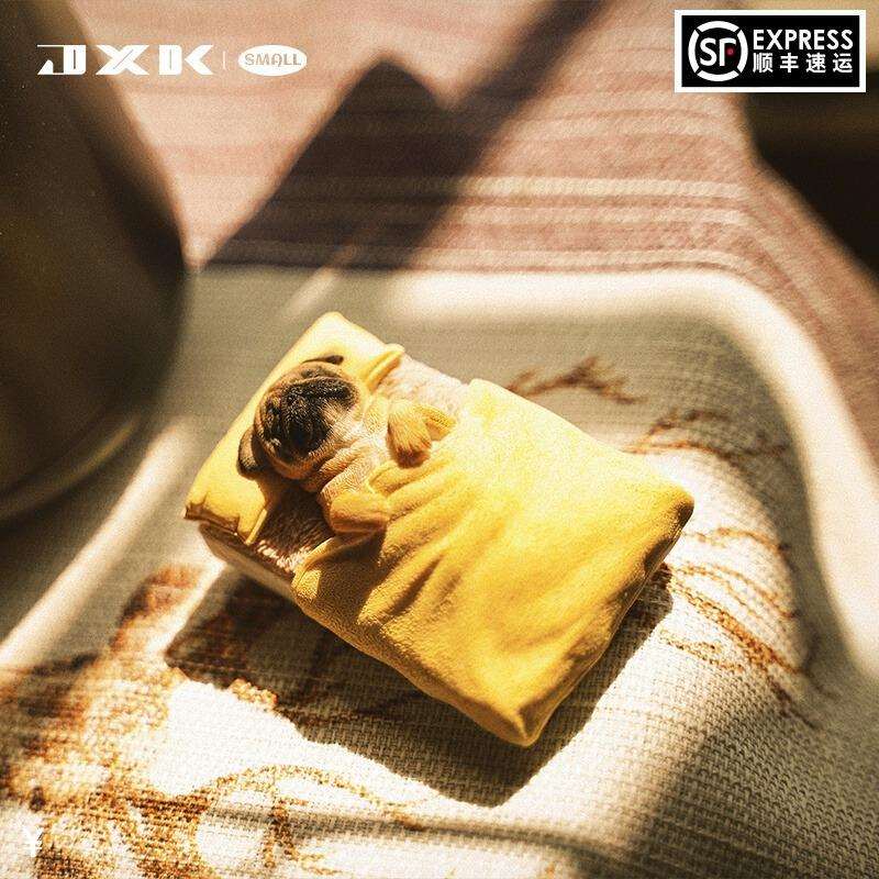 JXK small单身巴哥 盖被子的八哥犬可爱潮玩萌宠物狗犬摆件冰箱贴
