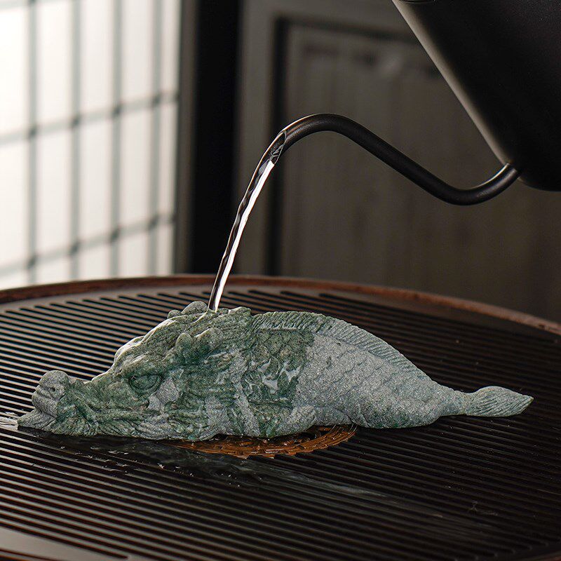 创意呆萌趴赢龙鱼茶宠茶玩国潮鱼化龙鱼缸造景客厅装饰品