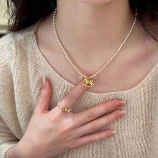 金色小马珍珠项链女2025新款秋冬吊坠毛衣链小众精致高级感配饰