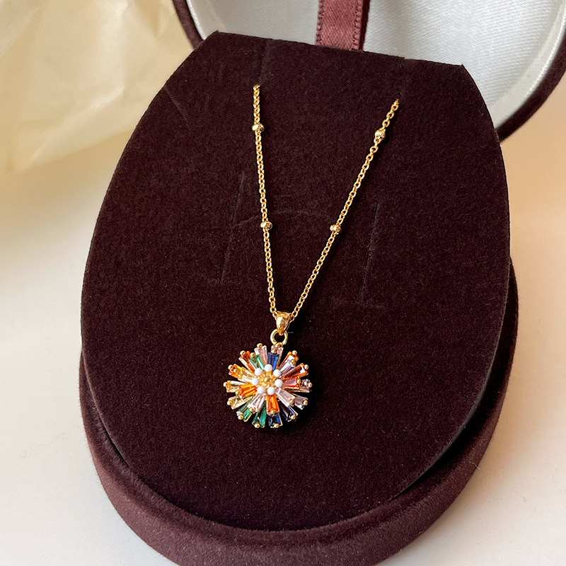 多巴胺彩色项链女新款高级感轻奢小众锁骨链2025新款配饰花朵吊坠