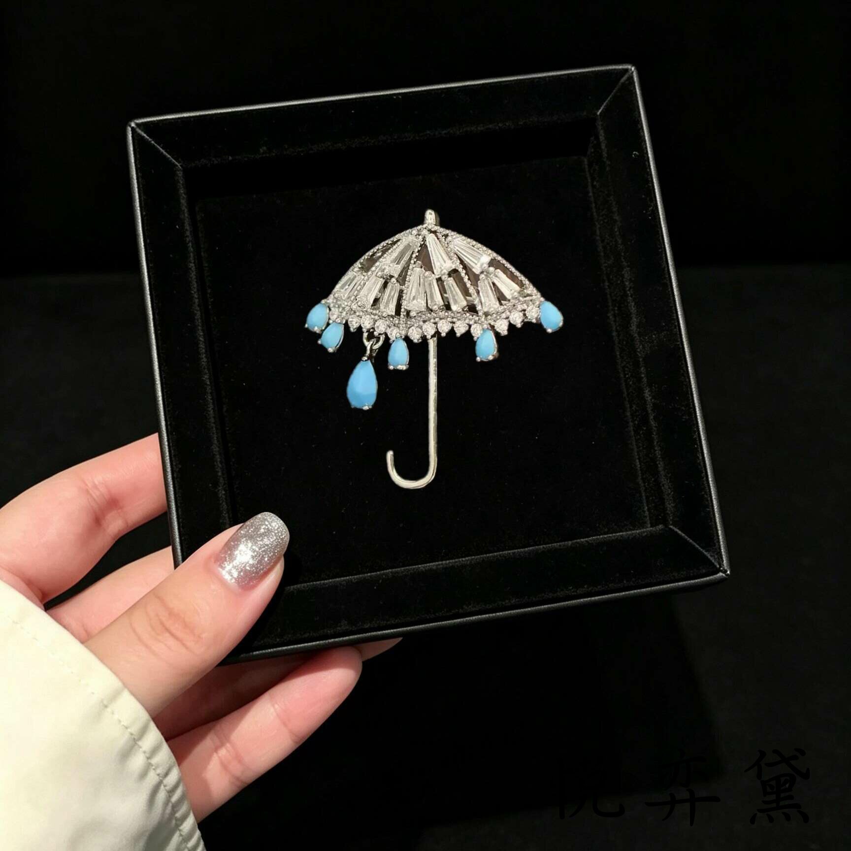 可爱精致蓝雨滴造型胸针
