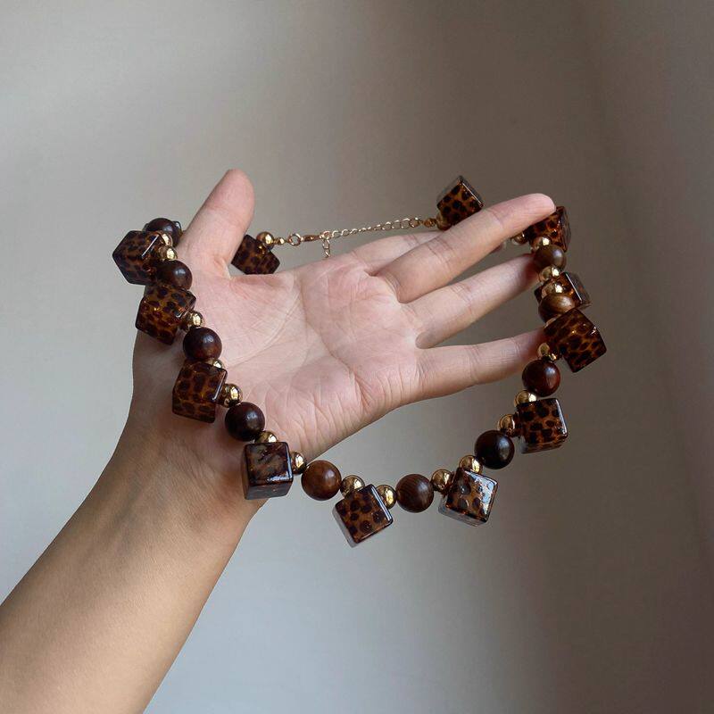 好特别！方块波点琥珀豹纹项链女夸张小众设计创意锁骨链早秋新款