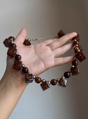 好特别！方块波点琥珀豹纹项链女夸张小众设计创意锁骨链早秋新款